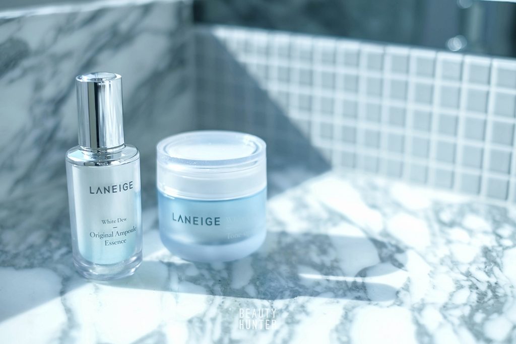 Laneige WHITE DEW Original Ampoule Essence 40ml หยดประกายสว่างใสไร้จุดด่างดำ ลดเลือนผิวหมองคล้ำ ให้เจิดจรัสดุจน้ำค้าง พร้อมเผยผิวชุ่มชื่นกระจ่างใสยิ่งขึ้น  มอยส์เจอร์ไวท์เทนนิ่งเอสเซนส์สูตรเข้มข้นสูงที่ช่วยปรับโทนสีผิวให้สว่างกระจ่างใส พร้อมตรงเข้าลดเลือนจุดด่างดำและเปลี่ยนให้กระจ่างใสจากภายใน ด้วยส่วนผสมทรงประสิทธิภาพสูตรเข้มข้น พร้อมมอบผลลัพธ์ผิวกระจ่างใสชุ่มชื่น  ตรงเข้าลดเลือนจุดด่างดำอย่างทรงประสิทธิภาพด้วย ไวท์เทนนิ่งเอสเซนส์สูตรเข้มข้น ด้วยการผสมผสานสารสกัดจาก Saururus chinensis และวิตามินซีสูตรเข้มข้นช่วยตรงเข้าลดเลือนจุดด่างดำให้กระจ่างใสยิ่งขึ้นจากภายใน  เนื้อสัมผัสบางเบาแต่เข้มข้น ซึมซาบล้ำลึก มอบผลลัพธ์ความชุ่มชื้นสูงสุดให้ผิวทันทีที่ใช้ ด้วยส่วนผสมของเอสเซนส์สูตรเข้มข้น ช่วยมอบผลลัพธ์ผิวชุ่มชื่นล้ำลึก ให้ผิวกระจ่างใส อิ่มน้ำ ทันทีที่ใช้