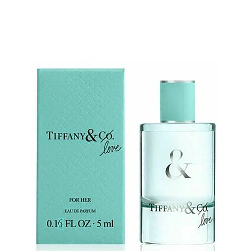 แพ็คคู่ Tiffany&Co Love For Her Eau De Parfum 1.2ml มีกลิ่นของดอกไม้และไม้ ที่สดใส เปิดตัวด้วยกลิ่นบลูเบซิล แบล็คเคอร์แรนท์ เกรปฟรุต กลิ่นกลางเป็นเนโรลี มะลิ และซ่อนกลิ่น ปิดท้ายด้วยกลิ่น Blue Sequoia หญ้าแฝกและไม้ซีดาร์